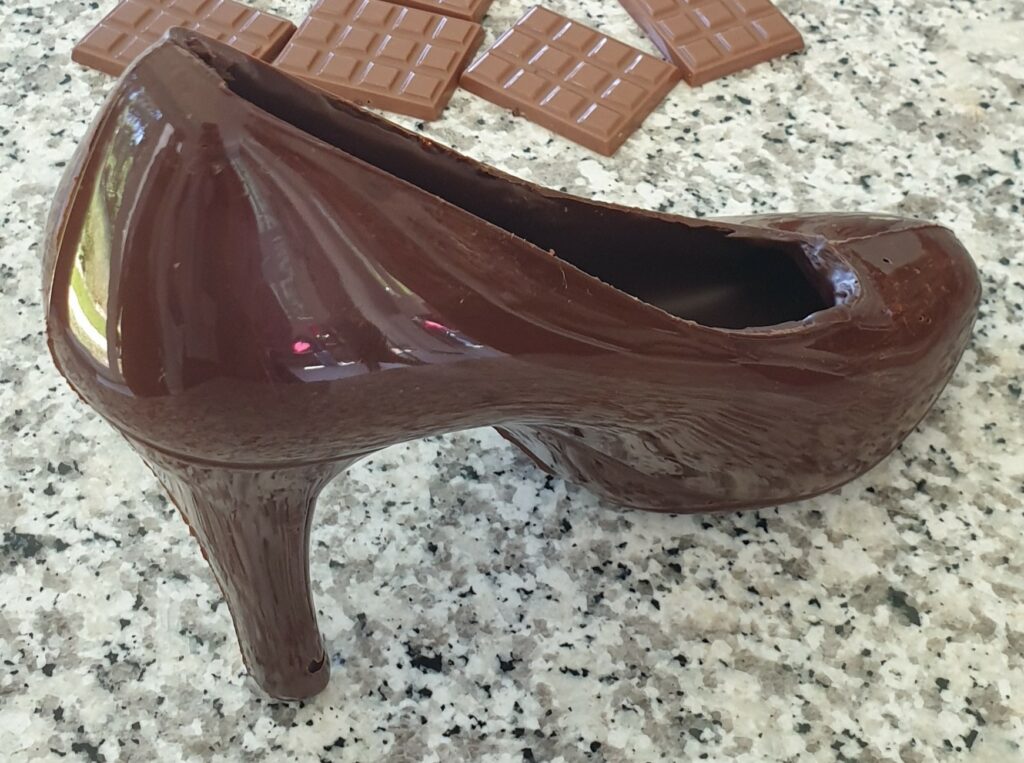 Pendant cet atelier, vous deviendrez chocolatier et décorerez votre escarpin en chocolat !